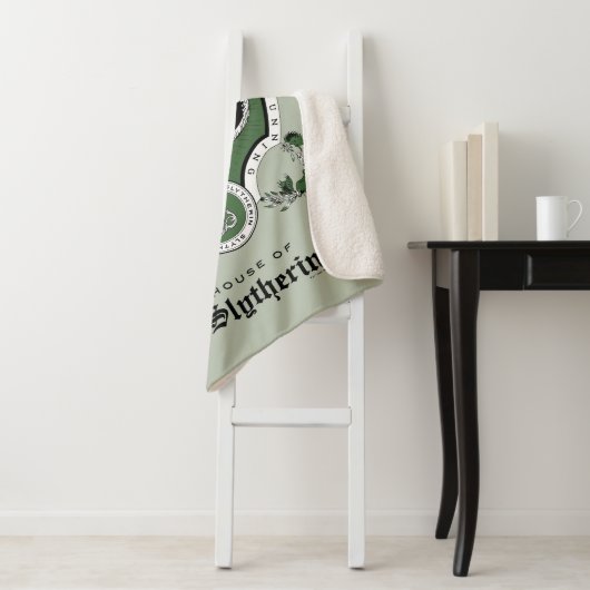 Couverture Sherpa HARRY POTTER™ | Délicat croquis SLYTHERIN™ Crest (En situation)