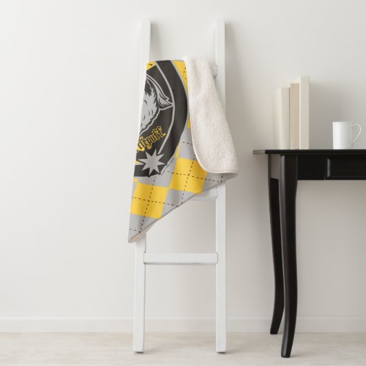 Couverture Sherpa Harry Potter | Hufflepuff House Pride Crest (En situation)