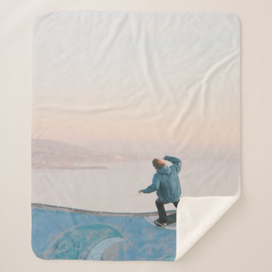 Couverture Sherpa Homme en skate bleu sur mur sur la plage (Devant)