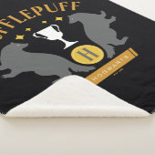 Couverture Sherpa HUFFLEPUFF™ Badger and Cup House Pride Graphisme (3/4)