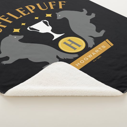 Couverture Sherpa HUFFLEPUFF™ Badger and Cup House Pride Graphisme (3/4)