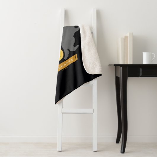 Couverture Sherpa HUFFLEPUFF™ Badger and Cup House Pride Graphisme (En situation)