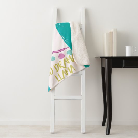 Couverture Sherpa Illustration No Drama Llama avec Monogramme (En situation)