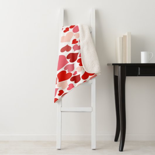 Couverture Sherpa Impression cardiaque rouge et rose (En situation)