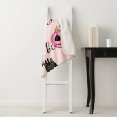 Couverture Sherpa Jack-O-Lantern rose et chat noir (En situation)