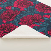 Couverture Sherpa Jardin de pivoine rouge sur bleu foncé (3/4)