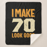 Couverture Sherpa Je fais 70 Look Good 70th Birthday Gift<br><div class="desc">Idée cadeau d'anniversaire parfait pour les hommes / les femmes - Je fais 70 Look Good tee. Un cadeau génial pour papa, frère, soeur, mari, petit ami, fils, oncle, neveu, petite amie, maman, mère, adulte, amis. Il est temps de faire la fête et de célébrer l'âge de 70 ans !...</div>