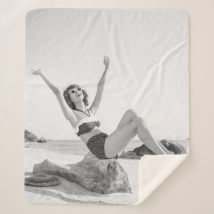 Couverture Sherpa Jeune femme attirante en bikini sur la plage
