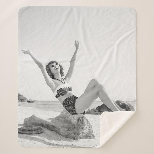 Couverture Sherpa Jeune femme attirante en bikini sur la plage (Devant)