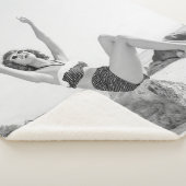 Couverture Sherpa Jeune femme attirante en bikini sur la plage (3/4)