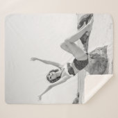 Couverture Sherpa Jeune femme attirante en bikini sur la plage (Devant (Horizontal))