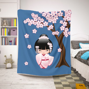 Couverture Sherpa Kimonon rose Kawaii Poupée Kokeshi sur fond bleu