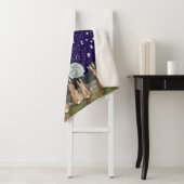 Couverture Sherpa Le lapin dans la lune Marine Blue Night Sky Custom (En situation)