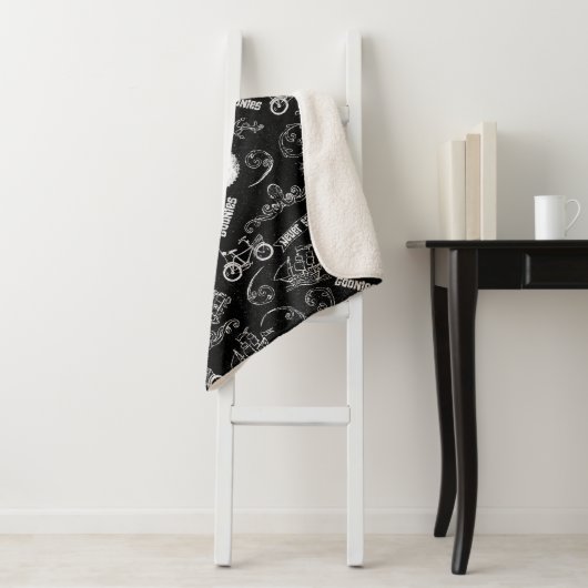 Couverture Sherpa Le Motif des icônes de Goonies (En situation)