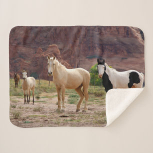 Couverture Sherpa Les chevaux navajos courent librement sur le fond