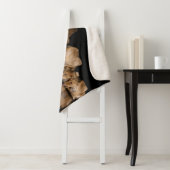 Couverture Sherpa Lion Pride Drinks at the Water Hole at Night (En situation)