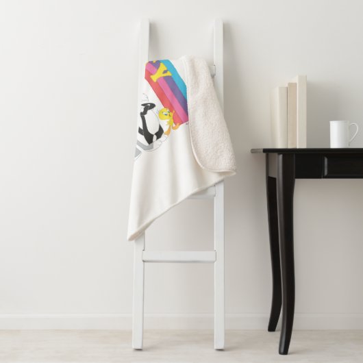 Couverture Sherpa LOONEY TUNES™ - Celebrate Diversity Pride Arc-en-c (En situation)