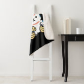 Couverture Sherpa Lucky Cat Art – Maneki Neko with Gold Coin (En situation)