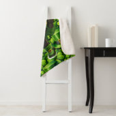 Couverture Sherpa Lutin chanceux chat noir Saint-Patrick (En situation)