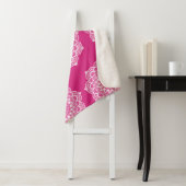 Couverture Sherpa Mandala blanc sur fond rose (En situation)