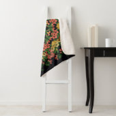 Couverture Sherpa Mandala floral clair aux fleurs rouges et jaunes. (En situation)