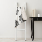 Couverture Sherpa Mandala noir sur fond blanc (En situation)