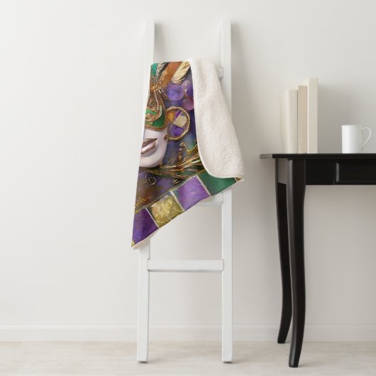 Couverture Sherpa Mardi Gras Gold et vert Peacock Feature Masque (En situation)