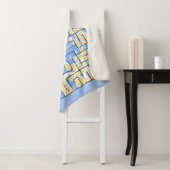 Couverture Sherpa Maze bleu et jaune (En situation)