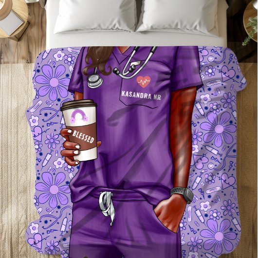 Couverture Sherpa Médecin infirmière femme noire en frottes violette