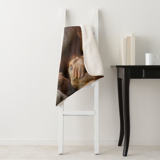 Couverture Sherpa Mère Orangoutane tenant deux bébés (En situation)