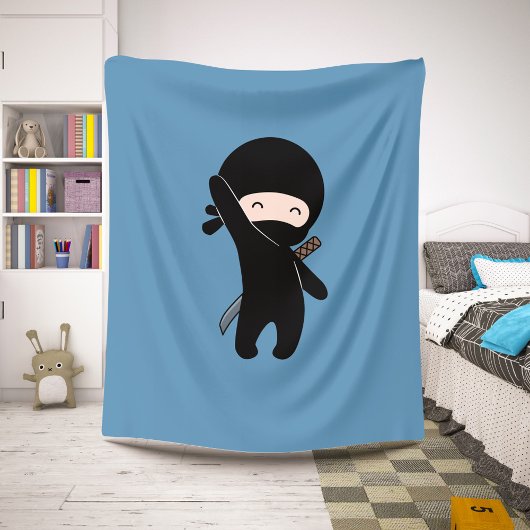 Couverture Sherpa Minuscule Ninja heureux sur bleu