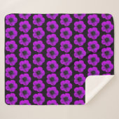 Couverture Sherpa Modèle floral de géranium violet sur noir (Devant (Horizontal))