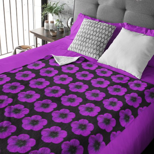 Couverture Sherpa Modèle floral de géranium violet sur noir