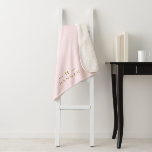 Couverture Sherpa Monogram Blush | Elegant Gold Minimum (En situation)