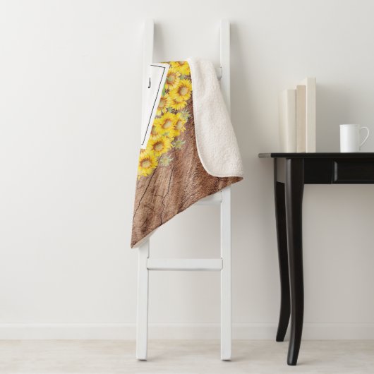 Couverture Sherpa Monogram de Rustic Sunflowers & Wood Texture (En situation)