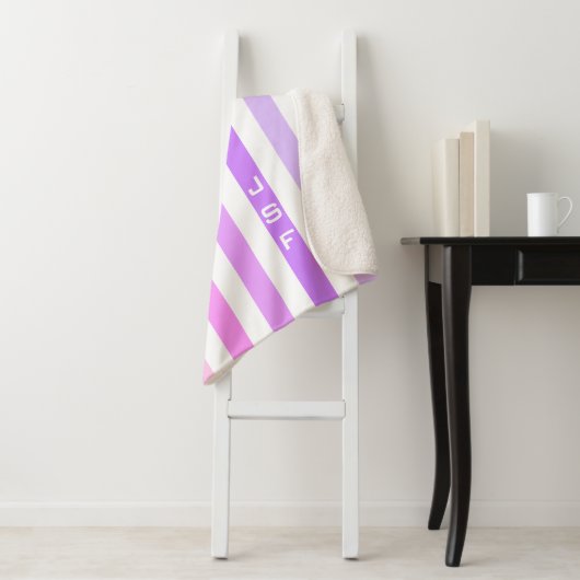 Couverture Sherpa Monogramme à bandes verticales violettes et roses (En situation)