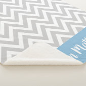 Couverture Sherpa Monogramme bébé gris et bleu à chevrons (3/4)