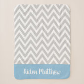 Couverture Sherpa Monogramme bébé gris et bleu à chevrons (Devant)