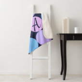 Couverture Sherpa Monogramme bleu pourpre et rose des cercles (En situation)