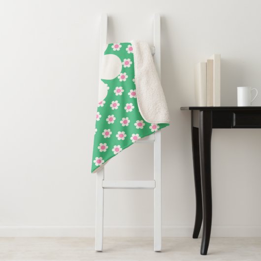 Couverture Sherpa Monogramme Custom Retro Daisis rose et vert (En situation)