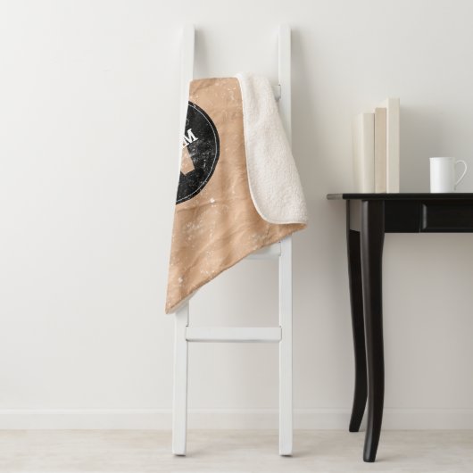 Couverture Sherpa Monogramme de cerf désorganisé papier Brown rustiq (En situation)