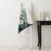 Couverture Sherpa Monogramme de famille de pin d'hiver rustique (En situation)