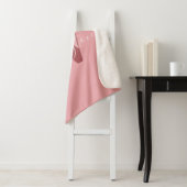 Couverture Sherpa Monogramme de fille et nom rose roux (En situation)