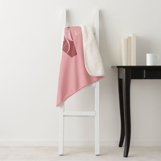 Couverture Sherpa Monogramme de fille et nom rose roux (En situation)