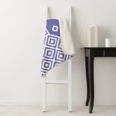 Couverture Sherpa Monogramme de Motif géométrique très Peri tendance (En situation)