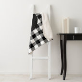 Couverture Sherpa Monogramme de Motif plaqué noir et blanc rustique (En situation)