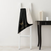 Couverture Sherpa Monogramme de script Black Gold moderne (En situation)