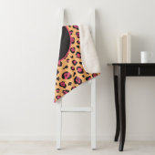 Couverture Sherpa Monogramme Empreinte de léopard rose noir (En situation)