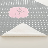Couverture Sherpa Monogramme Gris, Blanc et Pastel Pink Polka Dot (3/4)