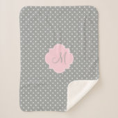 Couverture Sherpa Monogramme Gris, Blanc et Pastel Pink Polka Dot (Devant)